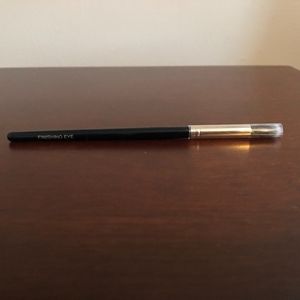 LAURA MERCIER Finishing Eye Brush (Long Handled)